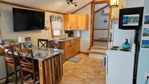 eine Küche mit einem weißen Kühlschrank und einer Arbeitsplatte in der Unterkunft ZaLo House Waterline cabin with Hot Tub Pets in Peru