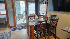 ein Esszimmer mit einem Tisch und Stühlen sowie einem Balkon in der Unterkunft ZaLo House Waterline cabin with Hot Tub Pets in Peru