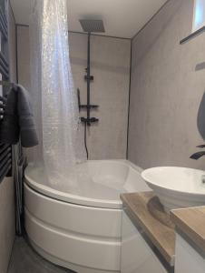 Et badeværelse på Le nid des voyageurs, Maison de vacances familiale