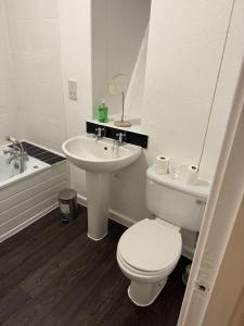 Bilik mandi di Superking bedroom near James cook hospital
