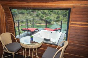 Rõdu või terrass majutusasutuses Glamping The Mountain