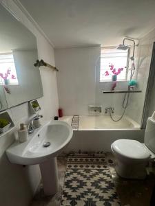 Ένα μπάνιο στο ibis Nafplio