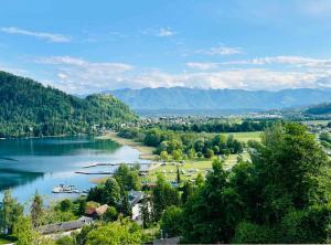 vista su un lago con barche in acqua di Jägerhotel ad Annenheim