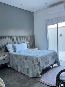 En eller flere senge i et værelse på Casa alto Padrão