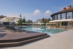 Bazén v ubytování Трёхкомнатные роскошные апартаменты у моря в Санта Марина nebo v jeho okolí