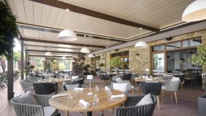 Ristorante o altro punto ristoro di Трёхкомнатные потрясающие люксовые апартаменты с двумя спальнями в лучшем отеле Болгарии Санта Марина у моря