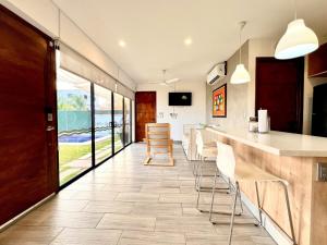 Μια τηλεόραση ή/και κέντρο ψυχαγωγίας στο Luxury Apartment- View- Pool- La Libertad Surfcity