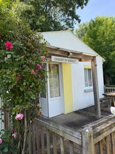 a small building with a sign that reads change up memory at Les Cabanes du Lac à Surgères in Vandré