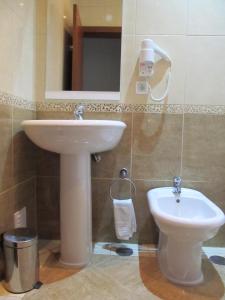 Ванна кімната в Hotel Avenida Praia