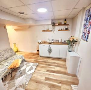 Posezení v ubytování Cozy Basement Suite Winnipeg Walk to Transit