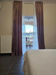 Rúm í herbergi á Viggas Relaxation Nafpaktos