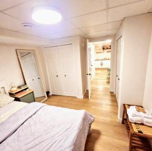 Postel nebo postele na pokoji v ubytování Cozy Basement Suite Winnipeg Walk to Transit