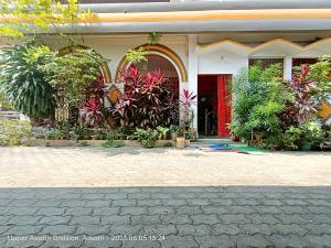 Vrt ispred objekta TAJ RESIDENCY Holiday Homestay, Entire 1BHK & 2BHK private apartments with personal kitchen, 767ooo54oo