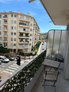 アンティーブにあるMaginifique T2 au cœur d Antibes avec parkingの通りの景色を望むバルコニー(ベンチ付)