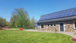 una casa con paneles solares encima en Sixine House en Ovifat