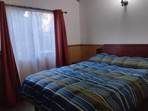 Giường trong phòng chung tại cabañas walls 2