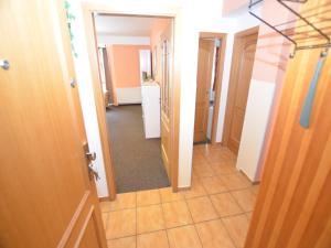 korytarz z otwartymi drzwiami prowadzącymi do pokoju w obiekcie Snug Apartment in Jachymov near Ski area w mieście Jáchymov