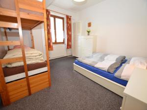 sypialnia z 2 łóżkami piętrowymi w obiekcie Snug Apartment in Jachymov near Ski area w mieście Jáchymov
