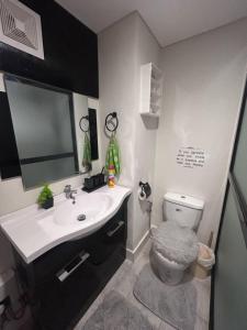 Cozy & Convenient 1-Bedroom Condo 3 mins Away from the Airport的一间浴室