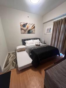 Cozy & Convenient 1-Bedroom Condo 3 mins Away from the Airport客房内的一张或多张床位