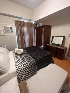 Cozy & Convenient 1-Bedroom Condo 3 mins Away from the Airport客房内的一张或多张床位