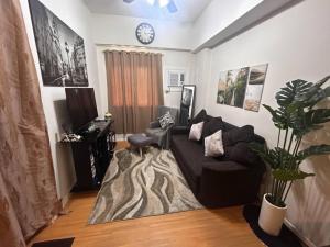 Cozy & Convenient 1-Bedroom Condo 3 mins Away from the Airport的休息区