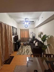 Cozy & Convenient 1-Bedroom Condo 3 mins Away from the Airport的电视和/或娱乐中心