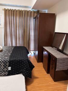 Cozy & Convenient 1-Bedroom Condo 3 mins Away from the Airport客房内的一张或多张床位