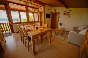 Posezení v ubytování Chalet vue Alpes et lac