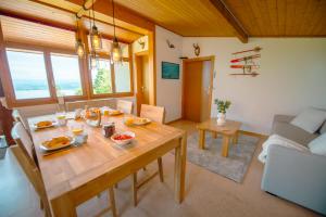 Posezení v ubytování Chalet vue Alpes et lac + 37 fotografií
