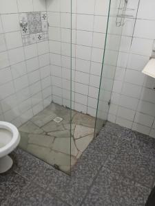 クイアバにあるPousadaのトイレ付きのバスルームのガラス製シャワー