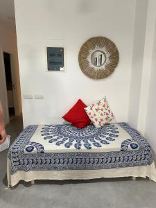1 cama con 2 almohadas y espejo en la pared en Im Herzen von Playa San Juan, en Playa de San Juan