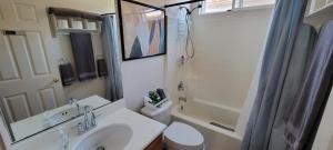 Ένα μπάνιο στο Luxury 1 Bed 1 Bath Fully Private