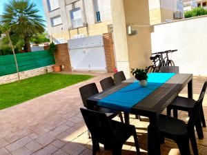 En terrasse eller udendørsområde på Villa Belén playa , piscina privada