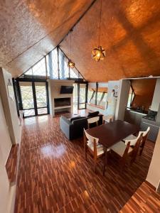 a living room with a table and a couch at Cabañas La vista in Cavalango
