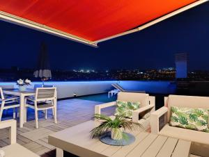 a balcony with a table and chairs and a view at Ático Chill-Out de lujo con piscina y garaje gratis in Vigo