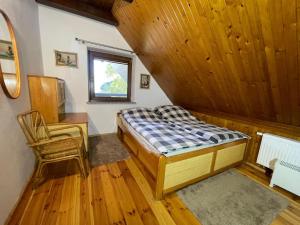 Łóżko lub łóżka w pokoju w obiekcie LEŚNA REZYDENCJa