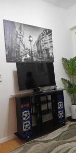 Cozy & Convenient 1-Bedroom Condo 3 mins Away from the Airport的电视和/或娱乐中心