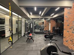 a gym with several treadmills and exercise machines at Lujoso Apto 2 habitaciones cerca Oakland Place Zona 10 GT in La Aurora