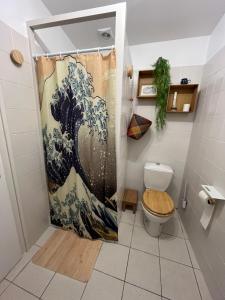 een badkamer met een golvend douchegordijn bij Départ du Marin à la Cotinière in Saint-Pierre-dʼOléron +8 foto's