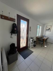 een kamer met een deur en een tafel en een tafel bij Départ du Marin à la Cotinière in Saint-Pierre-dʼOléron