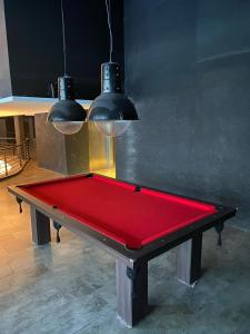 a ping pong table with a red top in a room at Royal Park, Category Apartment, 200m del Mar in Mar del Plata