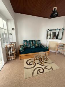 een woonkamer met een bank en een tafel bij Départ du Marin à la Cotinière in Saint-Pierre-dʼOléron