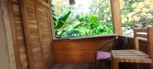 a room with a window and a table and a chair at Casa Boson in Zipolite