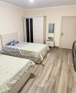 une chambre avec deux lits et un parquet dans l'établissement Downtown new Alamain apartments near Rixos El Alamain, à El Alamein 10 autres photos