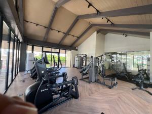 Cozy & Convenient 1-Bedroom Condo 3 mins Away from the Airport的健身中心和/或健身设施