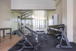 Cozy & Convenient 1-Bedroom Condo 3 mins Away from the Airport的健身中心和/或健身设施