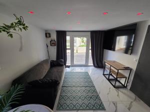 un salon avec un canapé et une table dans l'établissement LoVe 1, au Cap d'Agde