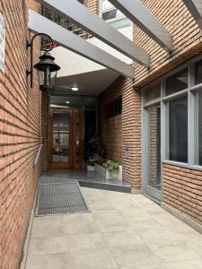 une entrée d'un bâtiment en briques avec une porte d'entrée dans l'établissement Ayacucho loft, à Córdoba