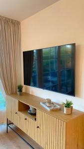 Una sala de estar con un gran espejo en la pared. en Ferienwohnung Strandoase, en Schönberger Strand